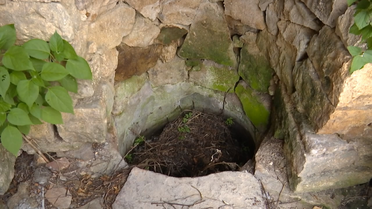 农户们来说,一屎一尿都是很珍贵的肥料,村里家家户户都建有露天粪坑