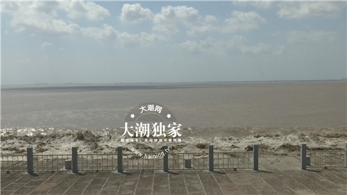 观潮过中秋 万余名游客齐聚海宁梁家墩观赏交叉潮