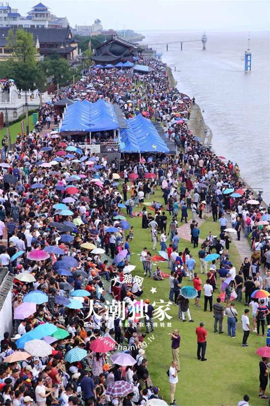 今天是一年中观钱江潮最佳的日子,潮水波澜壮阔,游客人潮涌动.