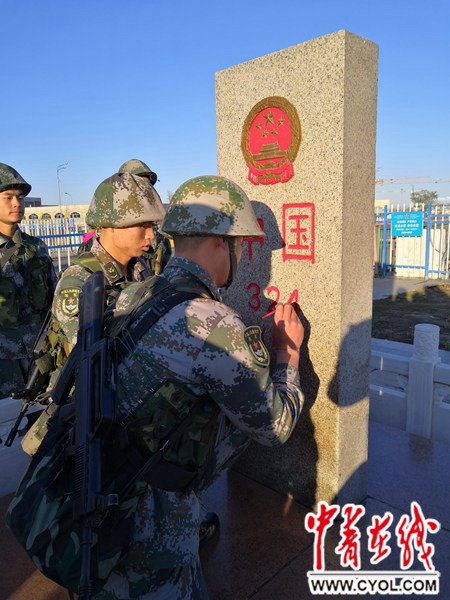 霍尔果斯边防连官兵在界碑前宣誓
