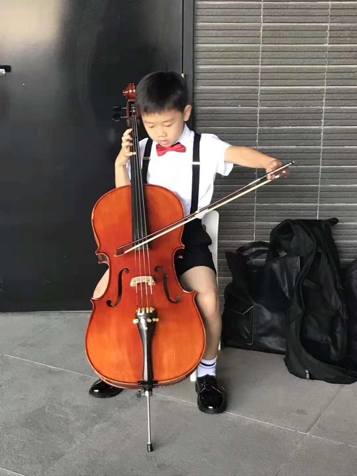 孩子你真了不起!这个特别的小小大提琴手获得满堂彩