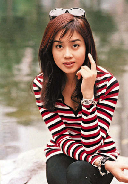 《无双》里周家怡扮演的督察何蔚蓝以寸头亮相,外加一副墨 镜,显得攻