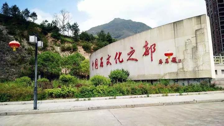 在山口镇的一家工作室内,一位石雕从业者凿刻的一件高约两米的巨型