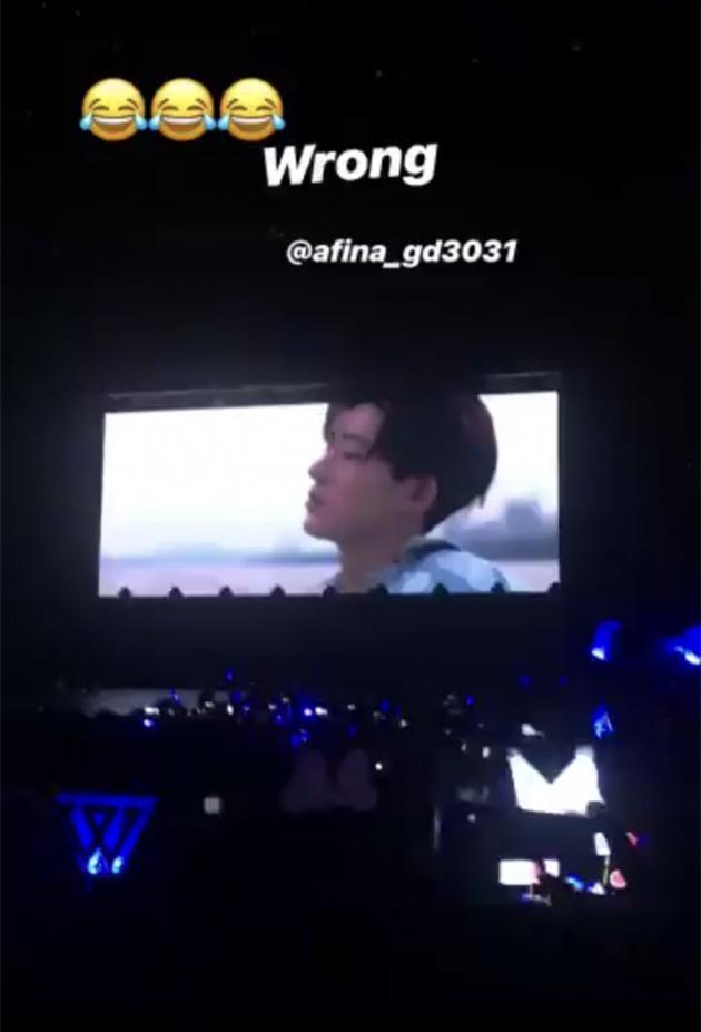 巡演马来西亚站上,现场的工作人员误将yg同公司组合ikon的vcr播放出来