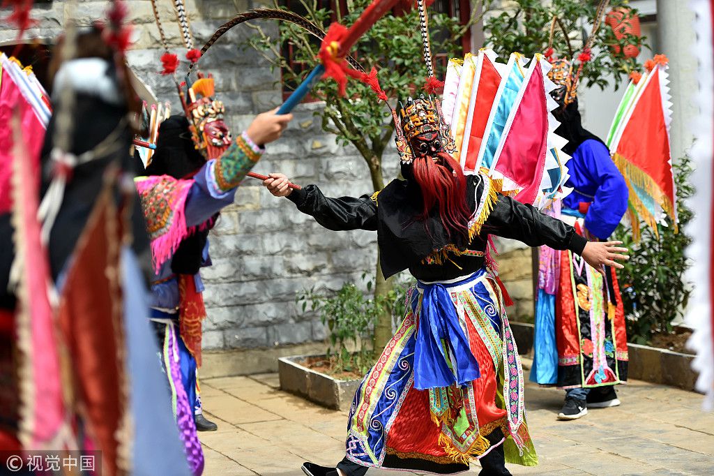 并不完全知晓地戏文化内涵的秦发忠十分尴尬,由此他走上了对屯堡服饰