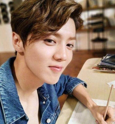 这些"左撇子"明星 除了赵丽颖杨紫 你还知道谁?