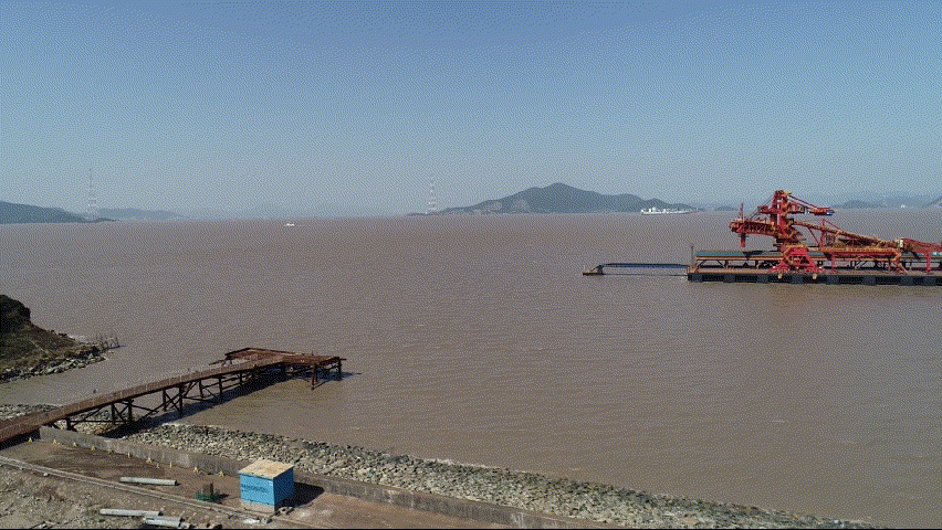 据悉,该项目位于宁波北仑区郭巨街道穿山半岛北侧,将新建1座30万吨级