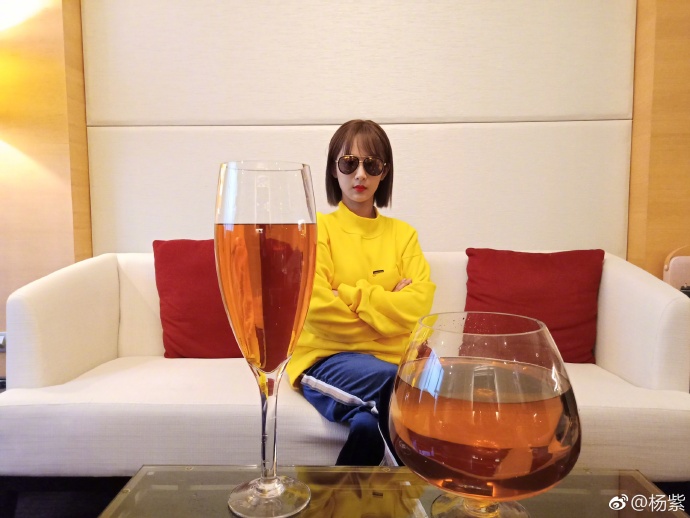 杨紫自曝酒量不好只喝一杯 网友炸了纷纷表示不服!
