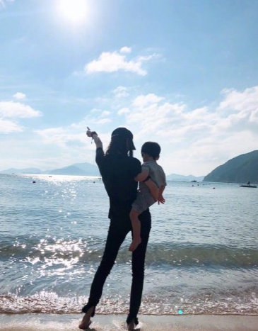 黄晓明挑战baby单手抱小海绵闪到腰 笑称当妈实属不易