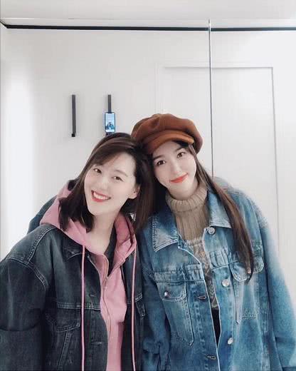 玩嗨了!唐嫣晒与闺蜜王冠趣味自拍照 根本停不下来