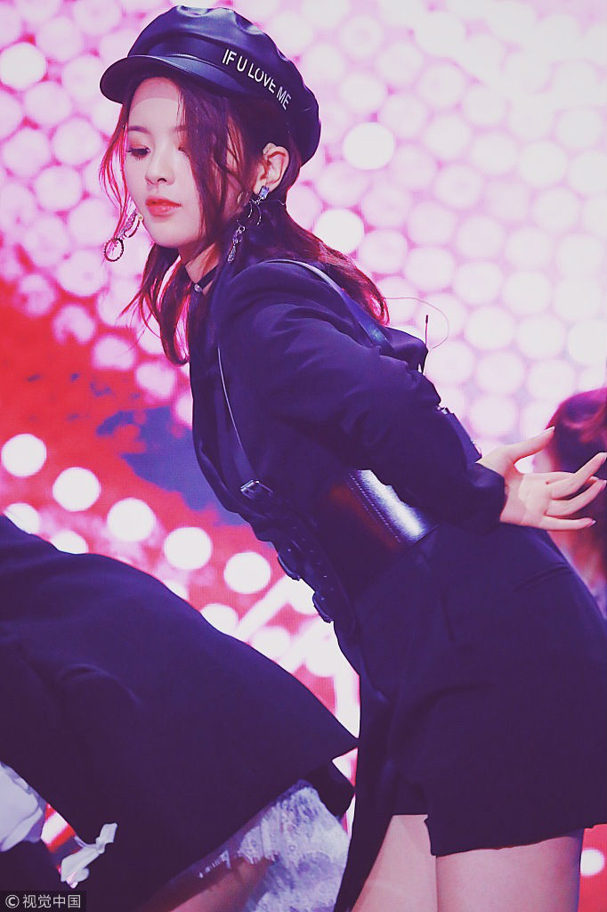 杨超越化身"月亮警察"动感热舞 上演制服诱惑性感撩人