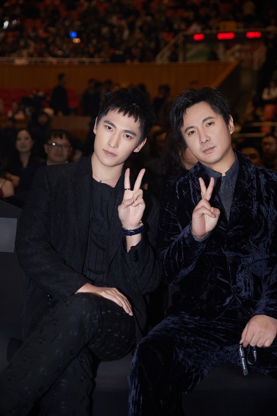 杨洋沈腾军艺校草同框合影 师兄弟花式剪刀手情谊深厚