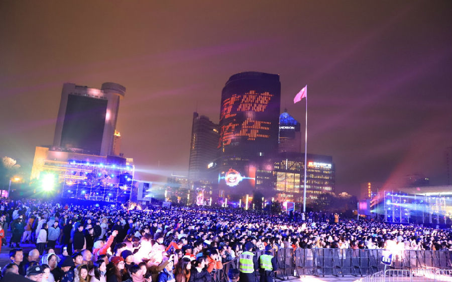 浙江杭州:武林之夜 万人跨年_新蓝网
