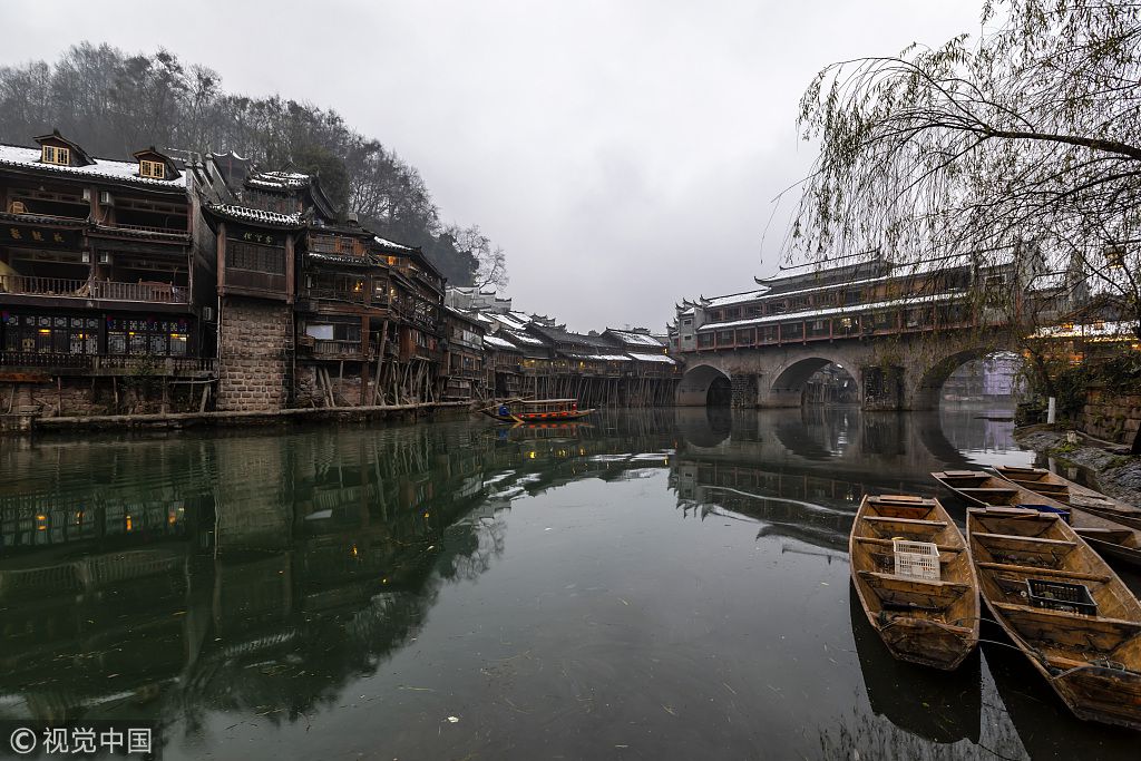 2019年1月3日,湖南省湘西土家族苗族自治州鳳凰古城依然銀裝素裹,山巒