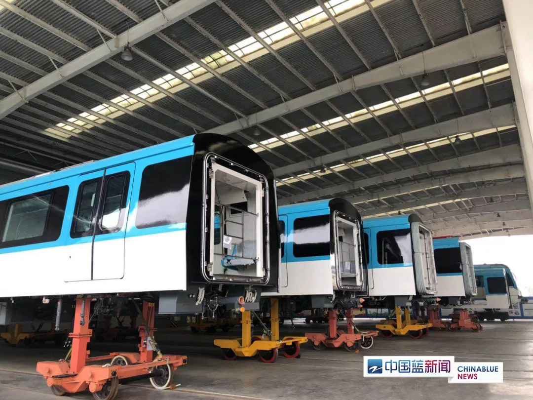 近日,杭州地铁5号线首辆列车已经抵杭,目前已进入组装调试阶段,预计