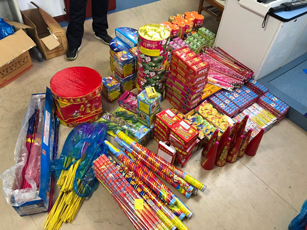 查获的烟火爆竹 上海嘉定警方供图