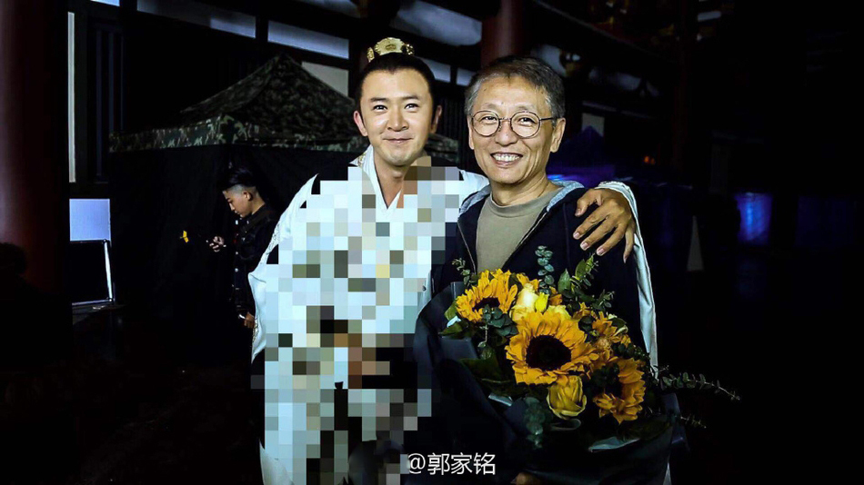 演员与导演合影.