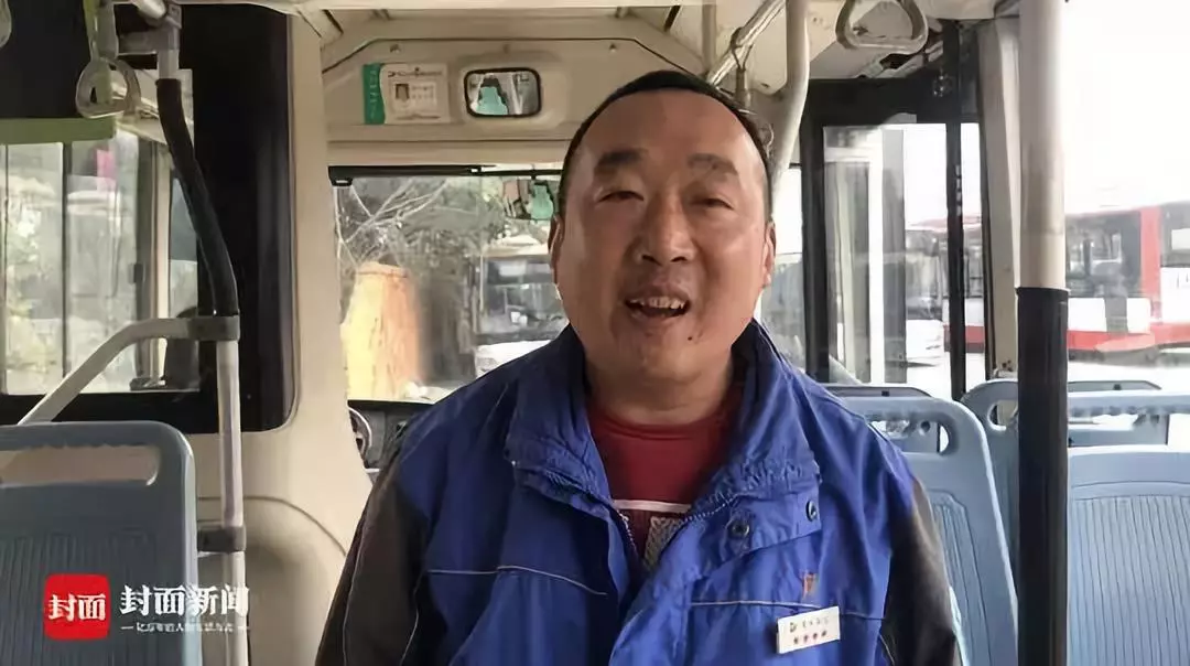 1月21日,2019年春运拉开大幕,文荣辉的夜间公交车,将搭乘不少归乡人踏