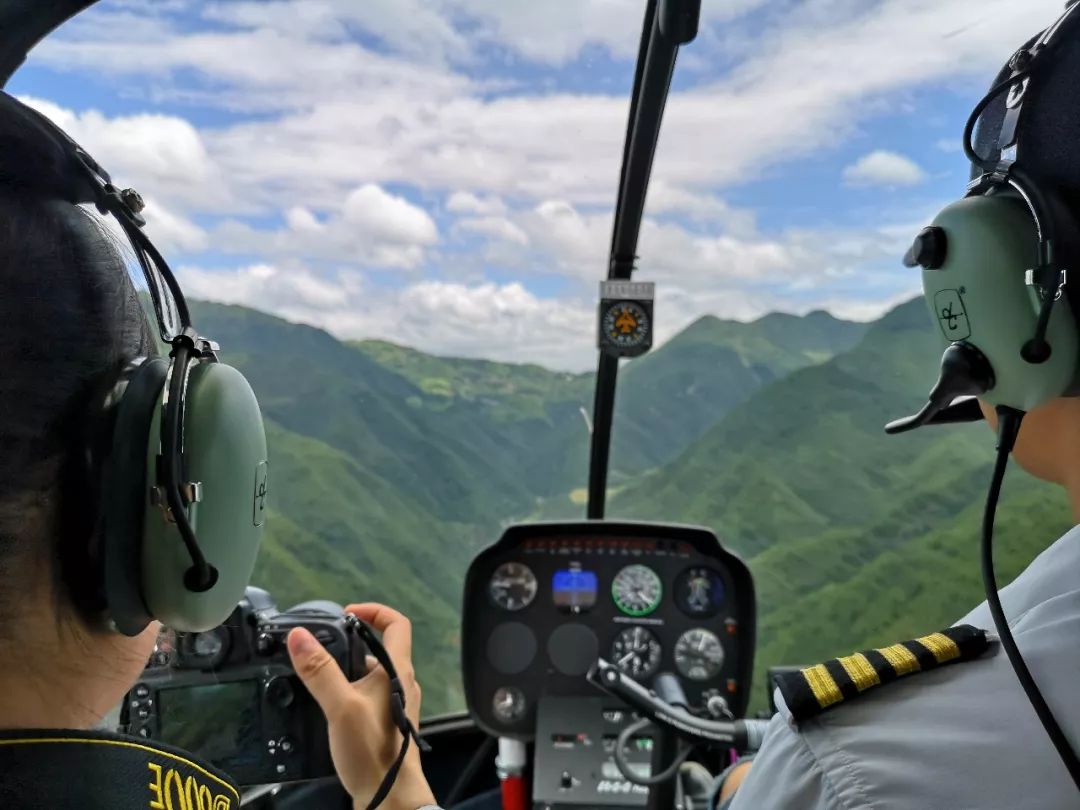 被形容为"九天揽胜,眼底山河"的 空中游览时代已经来临,乘着直升机