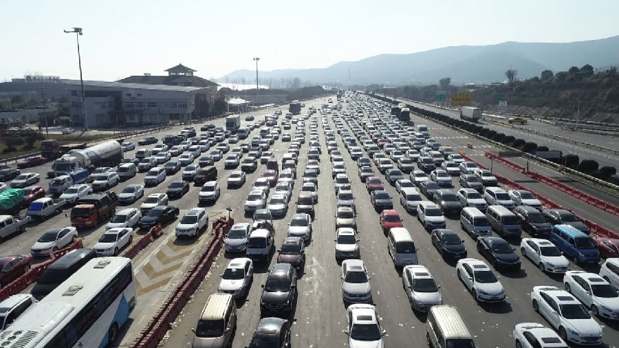 g25长深高速公路拥堵 收费站排队长达数百米