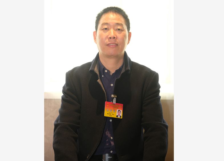 图为省人大代表陈荣昌
