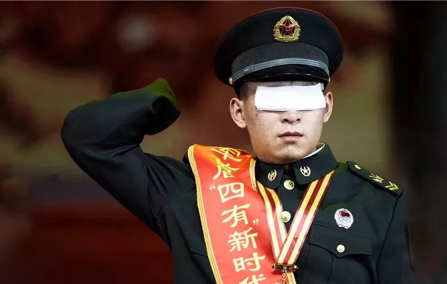 他才28岁,是个健壮的帅小伙,突然举起右臂那一刻,全场泪崩!