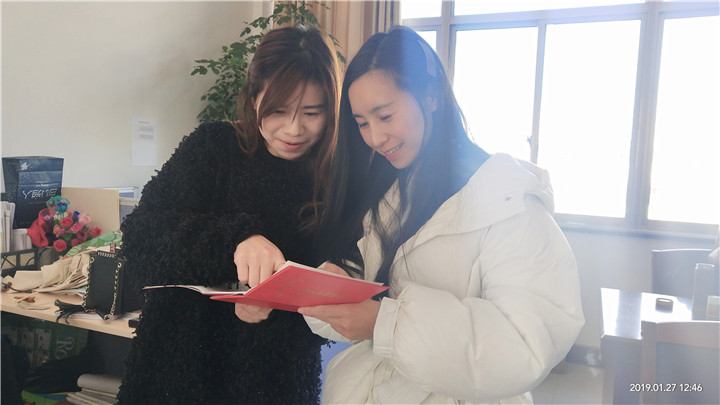 海宁两位美女老师"诗兴大发" 用诗词给学生写评语 刷爆朋友圈!