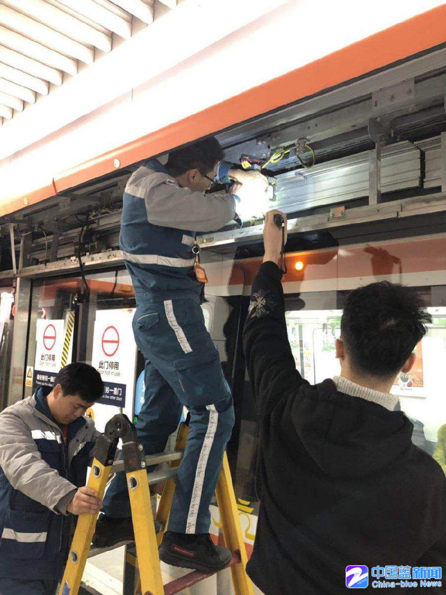 杭州地铁维修人员的坚守:年三十 和一扇门一起跨年