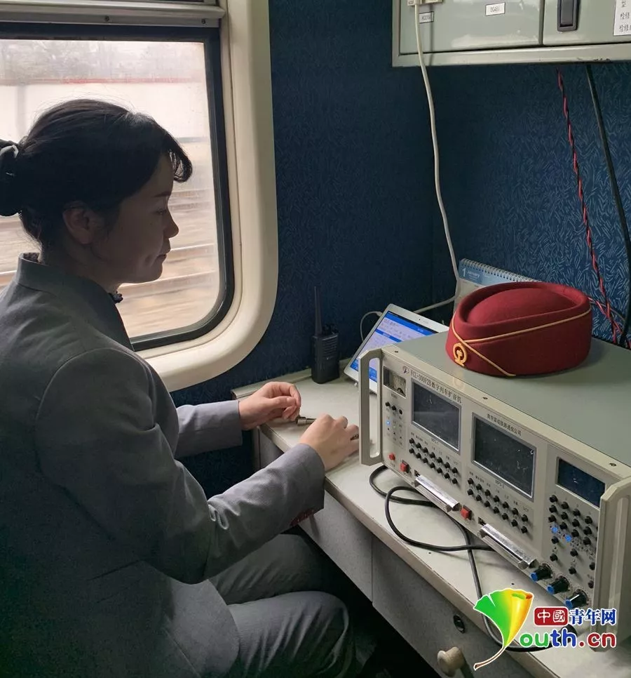 广播员陆军正在播音室工作.