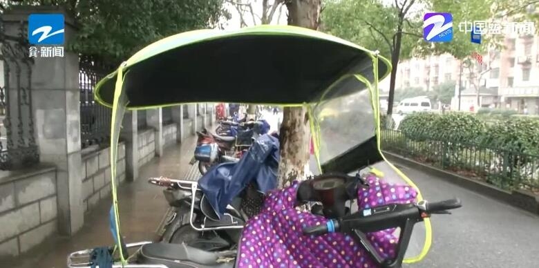 杭州交警严查电动车装雨棚 不拆除将被罚款