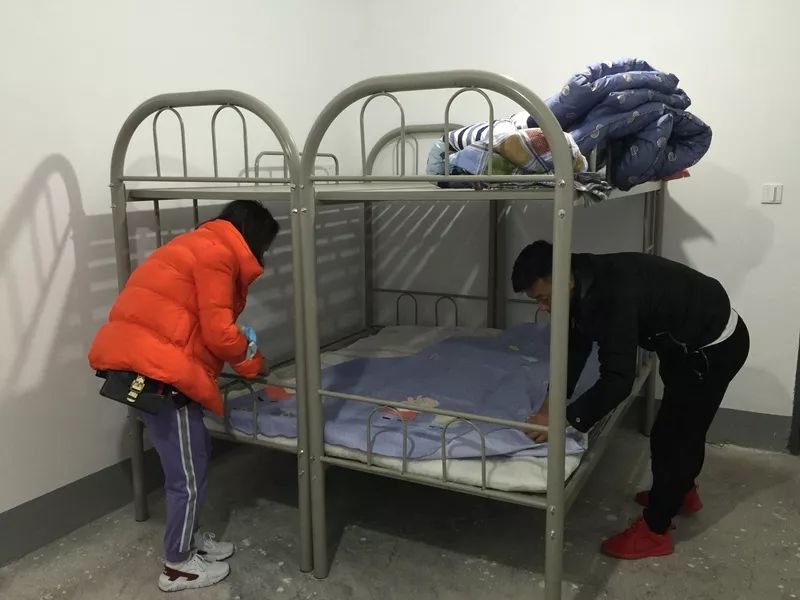 务工人员抵达企业员工宿舍