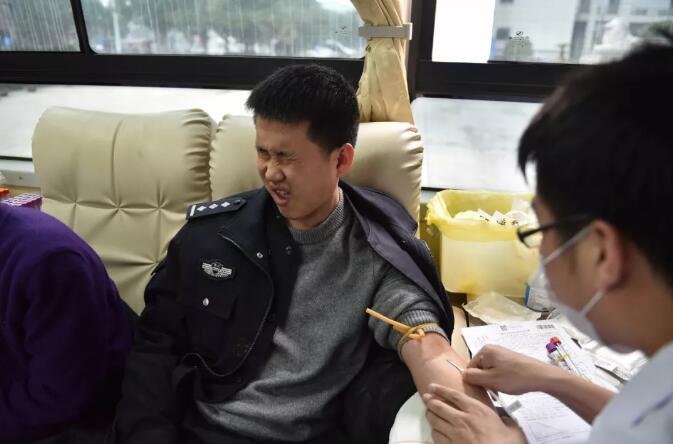 原来警察蜀黍也怕扎针 献血献成了表情包.