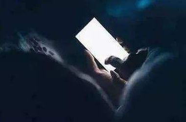 前段时间   浙江有位二胎妈妈   和往常一样   熬夜玩手机   却再