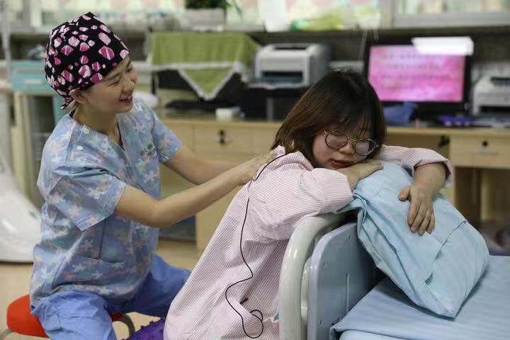 "生孩子"20多次 杭州这位医生为啥扮了3年产妇