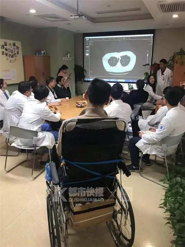 郑亮在听医生会诊自己的病情