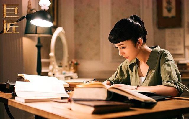 由霍建华,杨幂主演的电视剧《巨匠》今日发布"信念"版单人海报和主题