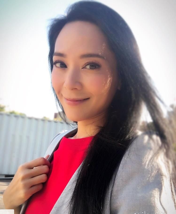 港姐郭羡妮近照曝光 40多岁的她依旧美如画(1/9)