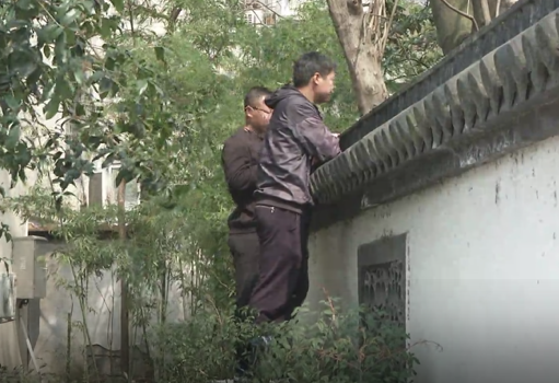 杭州学生体育中考竟有人爬上围墙偷看