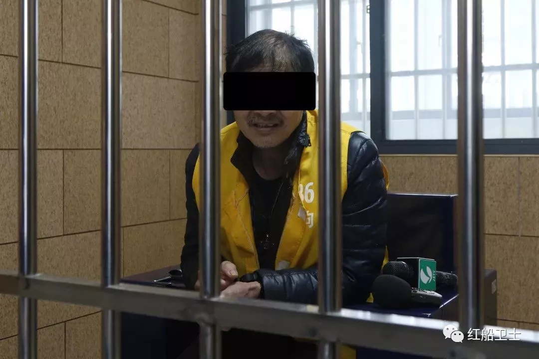 回来 怎会犯这么严重的错 坐在拘留所的审讯室里 身上穿着黄色的马甲