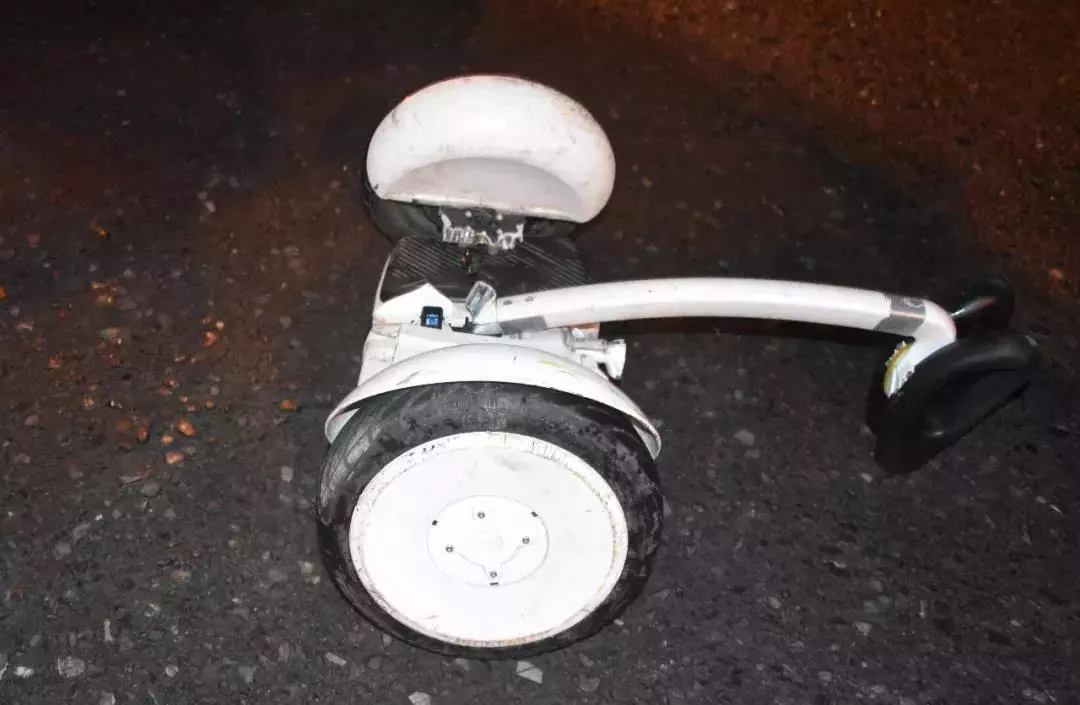 事故造成小刘头部擦伤,肋骨骨折. 注意!"平衡车"上路本身就是违法的!