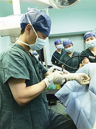 陈新忠在给产妇进行麻醉