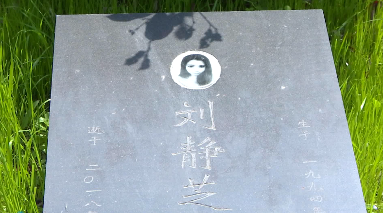 在女儿的墓碑前,潘云跪倒在地,抚摸着墓碑,放声痛哭.