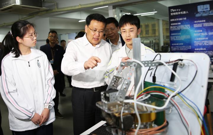 4月9日,省长袁家军来到学军中学西溪校区,专题调研高考综合改革工作.