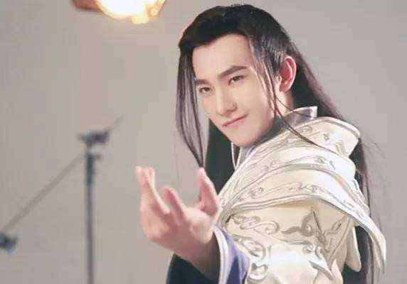 邪魅一笑比拼,邓伦妖气十足,杨洋惹人心动,朱一龙鬼魅诱惑