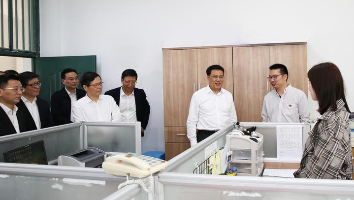 袁家军先后走访了杭州市学军中学,长征中学,深入了解教师教学,教研和