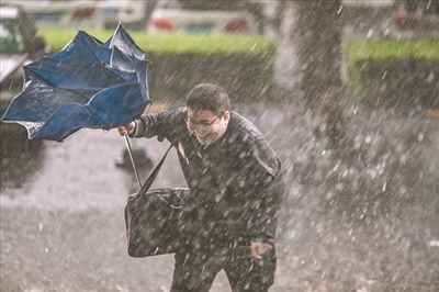 一名上班族在雨中奔跑,伞被狂风吹翻广州日报全媒体记者陈忧子摄