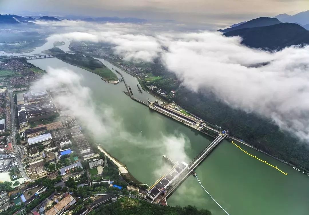 富春江航道(桐廬段)航道上,就在這兩天 富春江船閘拿到正式上崗證.