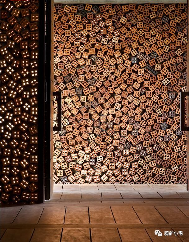 红砖是由古巴比伦人发明流传世界,是传统建筑中常用的材料.