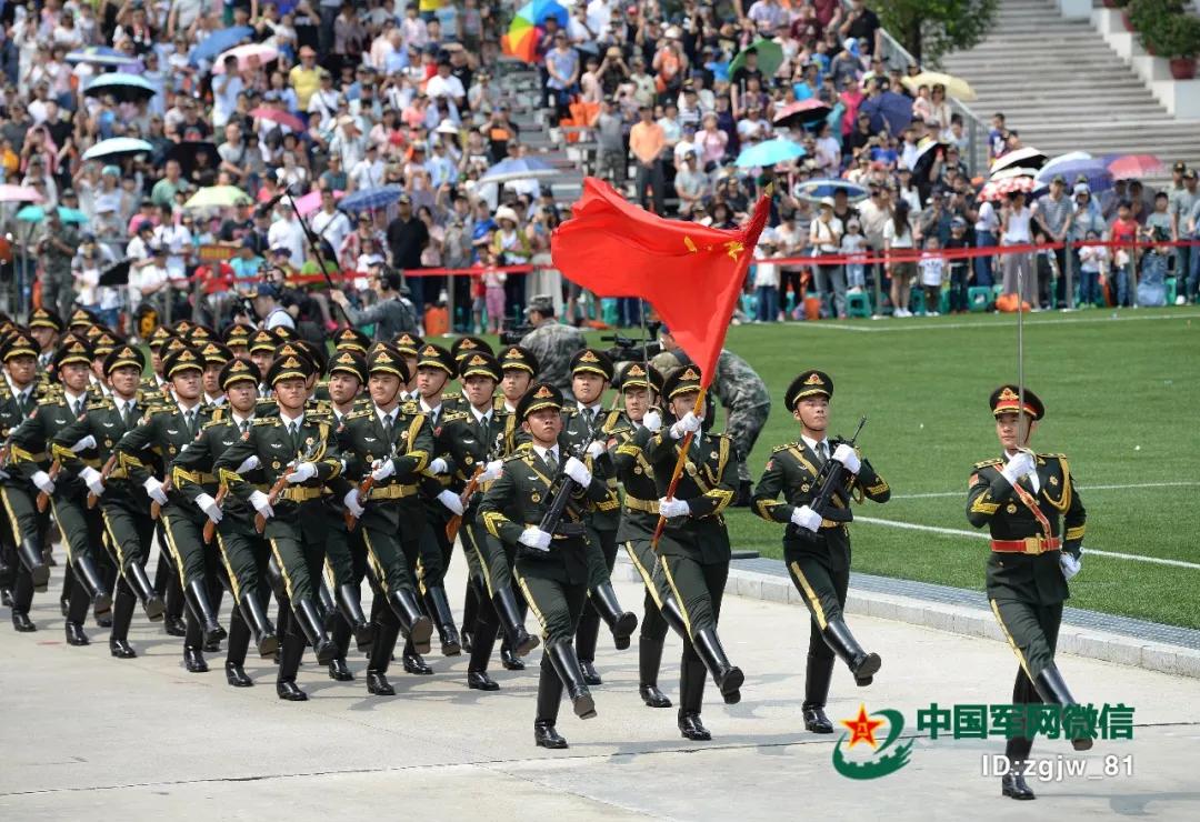 6名澳门中学生手持国旗