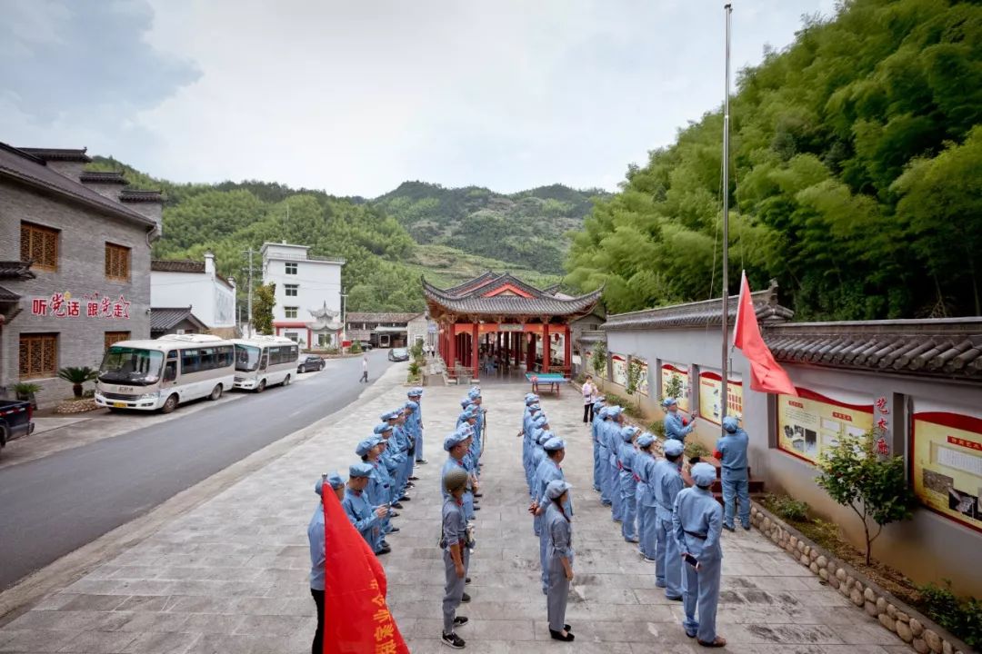 斗潭村是枫坪乡村民通往松阳县城,遂昌,龙泉必经之地,曾有"斗潭府